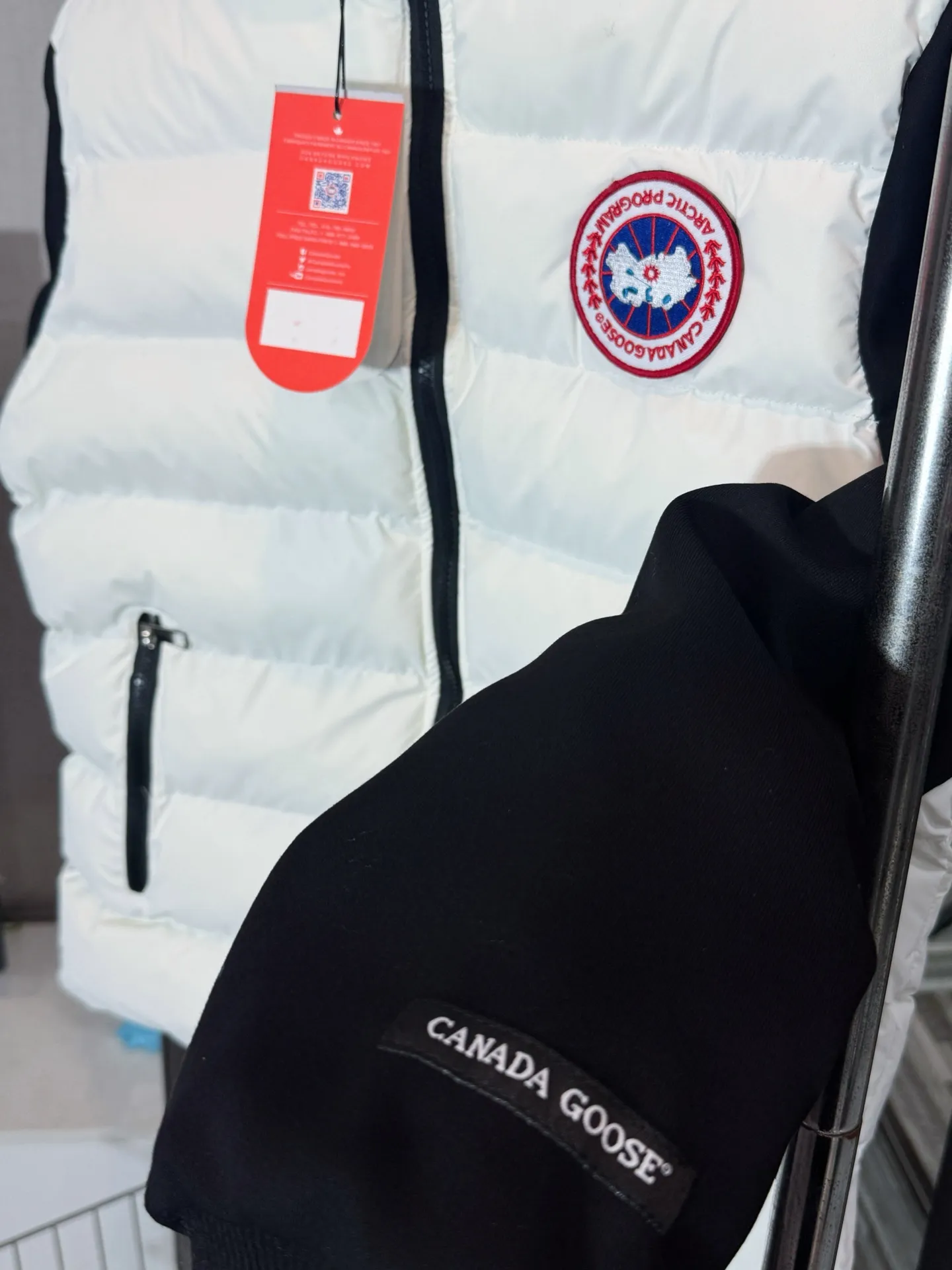 P370 model number: HE40 Canada Goose-Canada Goose down jacket with patch sleeves and small logo The fabric is made of windproof material, and the inner filling is made of down cotton, with up to 350 grams of cotton filling. The upper body is comfortable and warm, and does not appear bloated. The fabric is made of rib-line craftsmanship and does not easily run away. The small label on the chest is sewn with a laser-printed leather label. The zipper is customized with original hardware and small letters. The design of the overall clothing splicing and color splicing highlights the features. It is made by a large factory and has the original original label. The three labels are complete, so you can buy it with confidence.  Color: Picture color Size: S M L XL